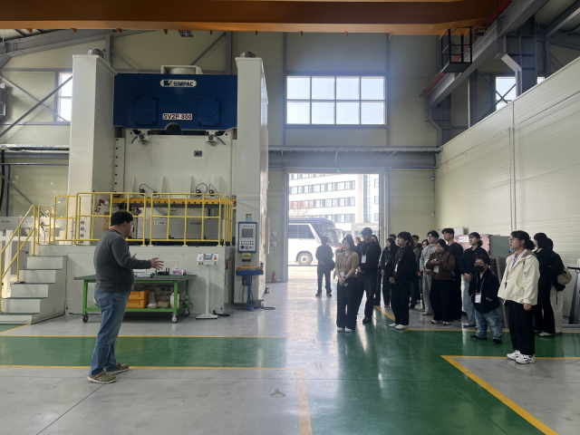 베어링아트 공장을 방문한 영주시청 새내기 공무원들이 회사 관계자로부터 설명을 듣고 있다. 영주시 제공