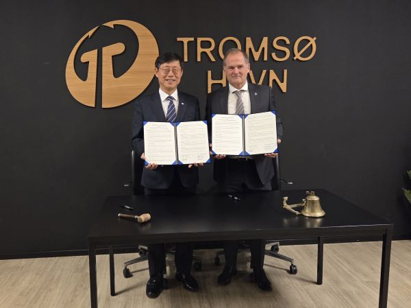 부산항만공사 송상근 사장이 노르웨이 트롬쇠항 관계자와 북극항로 협력 양해각서를 체결한 뒤 기념촬영을 하고 있다. [사진=부산항만공사]