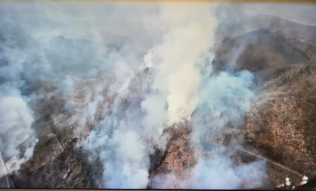 포항시 남구 장기면 수성사격장 내 야산에서 산불이 발생했다. 경북소방본부 제공