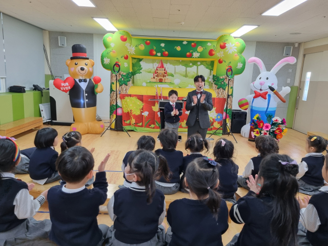 영주납부초병설유치원 이준서 원생이 친구들 앞에서 선생님과 함께 마술 시연을 선보이고 있다. 영주교육지원청 제공