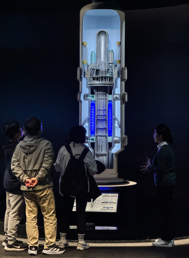 26일 경주엑스포대공원 내 한국수력원자력 SSNC(SMR Smart Net zero City) 홍보관을 찾은 시민들이 차세대 원자력 기술인 소형모듈원전(SMR) 모형을 살펴보고 있다. 최근 중동 전쟁으로 에너지 공급 불안이 커지면서 원자력 에너지에 대한 일반인들의 관심이 높아지고 있다. 우태욱 기자 woo@imaeil.com