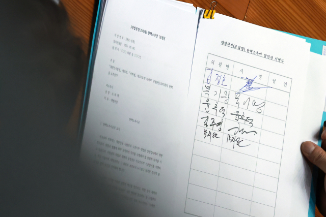 19일 국회에서 열린 3월 임시국회 2차 본회의에서 더불어민주당 민형배 의원이 의원들에게 조희대 대법원장 탄핵소추안 발의 서명을 받고 있다. 연합뉴스