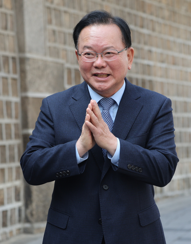 김부겸 전 국무총리가 26일 서울 중구 달개비에서 더불어민주당 정청래 대표와 회동을 마친 뒤 이동하고 있다. 연합뉴스