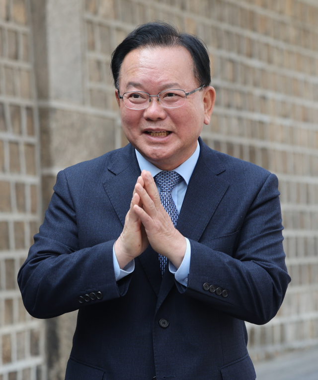 김부겸 전 국무총리가 26일 서울 중구 달개비에서 더불어민주당 정청래 대표와 회동을 마친 뒤 이동하고 있다. 연합뉴스