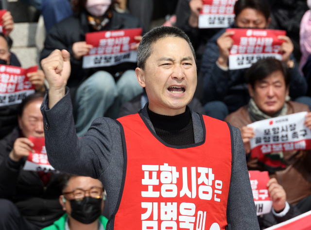 국민의힘 경북 포항시장 후보 경선에서 1차 컷오프 탈락한 김병욱 전 국회의원이 23일 국회 본청 앞 계단에서 삭발한 뒤 공정경선을 촉구하고 있다. 연합뉴스