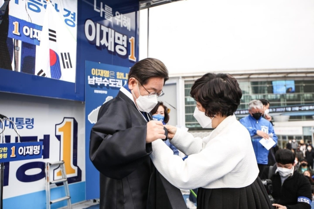 한복 입고, 자전거 타고…이색 이력 후보들 눈길