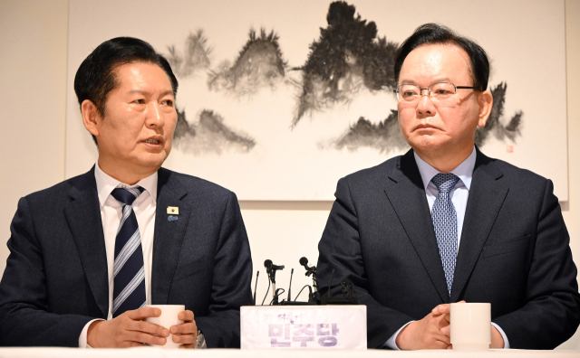 더불어민주당 정청래 대표와 김부겸 전 국무총리가 26일 서울 중구 달개비에서 회동하고 있다. 연합뉴스