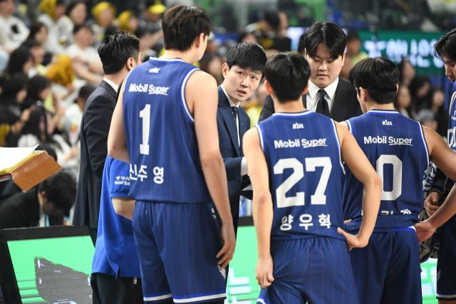 프로농구 대구 한국가스공사 페가수스의 강혁 감독이 선수들에게 작전을 지시하고 있다. KBL 제공