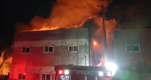26일 오후 8시 43분쯤 대구 동구 방촌동 공장에서 불이 난 모습. 대구소방안전본부 제공