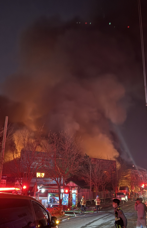 [포토뉴스] 대구 조명 자재 공장 화재