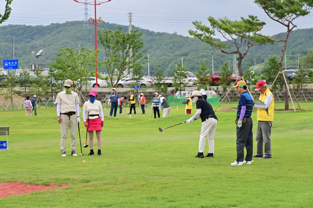 청송군민들이 청송군이 조성한 파크골프장에서 인생 2막을 여유롭게 즐기고 있는 모습. 청송군 제공