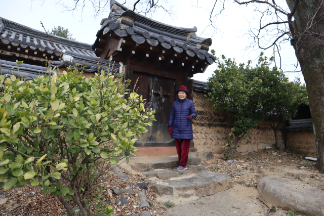 박곡종택의 종부는 사당 앞에 서서 종택의 내력을 차분히 들려준다.