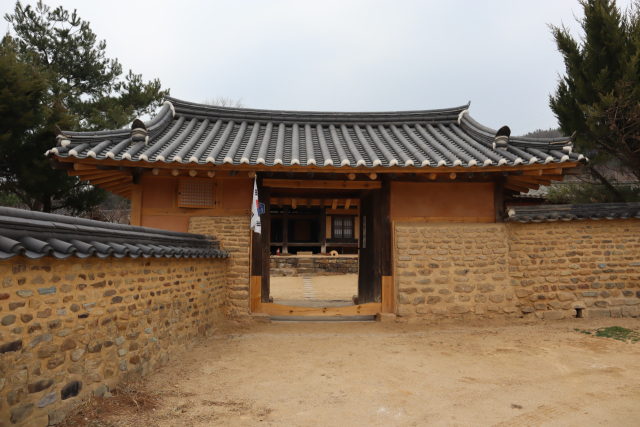 지경당의 담장과 대문채가 한 폭의 그림처럼 나그네의 시선을 붙든다.