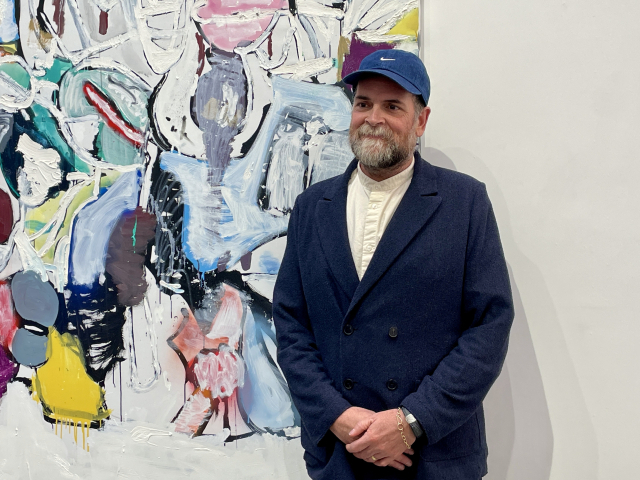 자신의 작품 앞에 선 에디 마르티네즈 작가. 이연정 기자