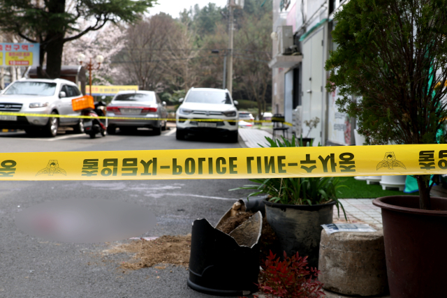 27일 오전 11시 36분께 창원시 성산구 한 아파트 인근 주차장에서 칼부림이 발생해 20대 여성이 심정지 상태로 이송되고 30대 남성이 크게 다쳐 이송됐다. 사진은 사건 현장. 연합뉴스