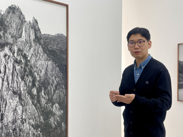 권도연 작가가 자신의 작품에 대해 설명하고 있다. 이연정 기자