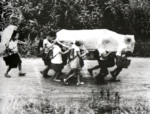 [매일신문 전국 어린이  사진공모전 70년]비닐을 함께 쓰고 하교