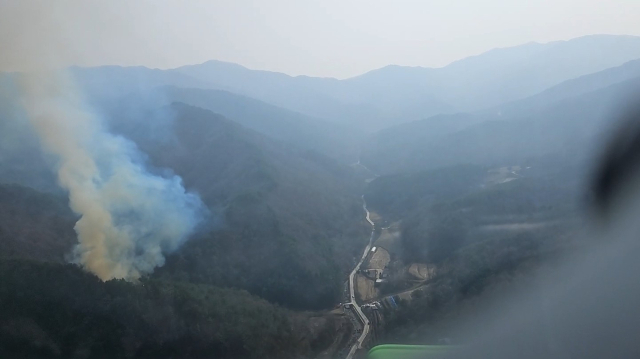영주시 단산면 마락리 야산에 산불 발생, 산림당국 진화 중