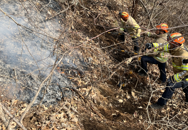 산불특수대응단이 영주시 단산면 마락리의 한 야산에서 발생한 산불 현장에서 잔불 정리를 하고 있다. 경북소방본부 제공