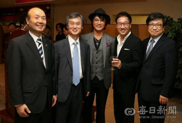 지난 2013년 6월 17일 열린 제7회 대구국제뮤지컬페스티벌(DIMF)에서 장익현(오른쪽부터) 이사장을 비롯해 가수 유열, 홍보대사인 배우 안재욱, 조희대 대구지방법원장(현 대법원장), 김종서 전 대구시의사회장이 기념 촬영한 모습.