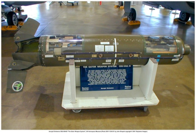 게이터 지뢰가 담기는 CBU-89 디스펜서 모습. 스카이테이머