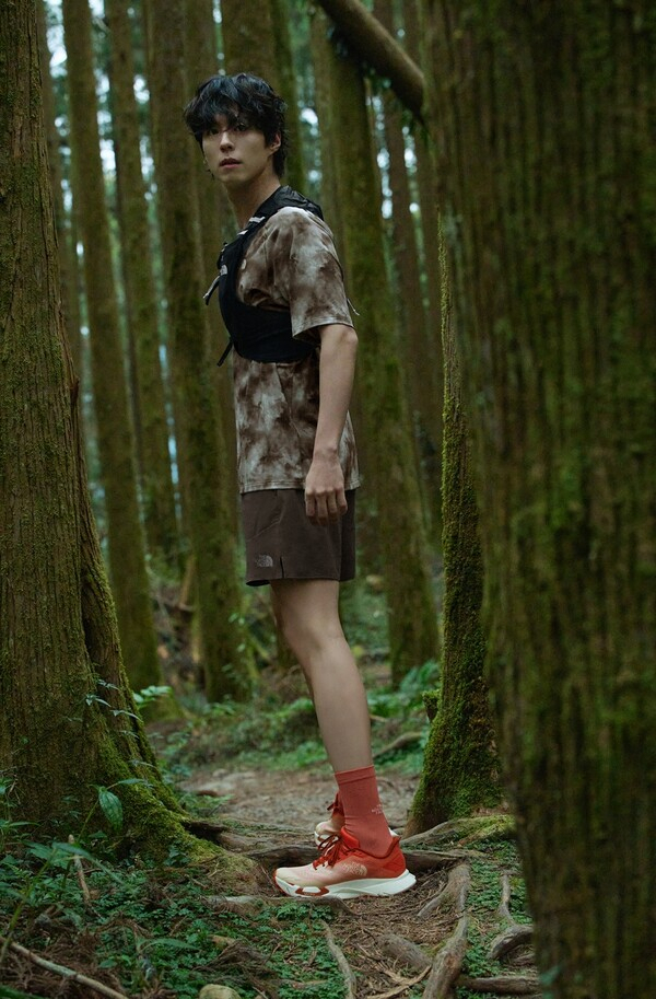 배우 박보검이 노스페이스의 트레킹화 벡티브 앤듀리스 4를 착용하고 있다. 노스페이스 제공