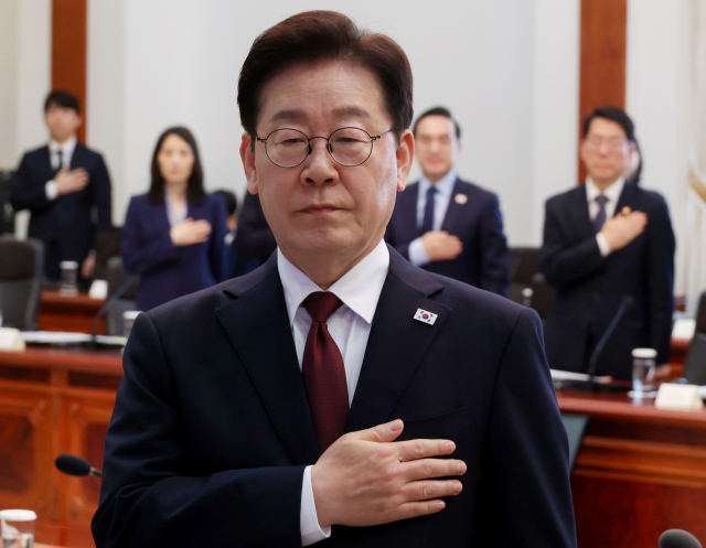 이재명 대통령이 26일 청와대에서 열린 비상경제점검회의에서 국민의례를 하고 있다. 연합뉴스