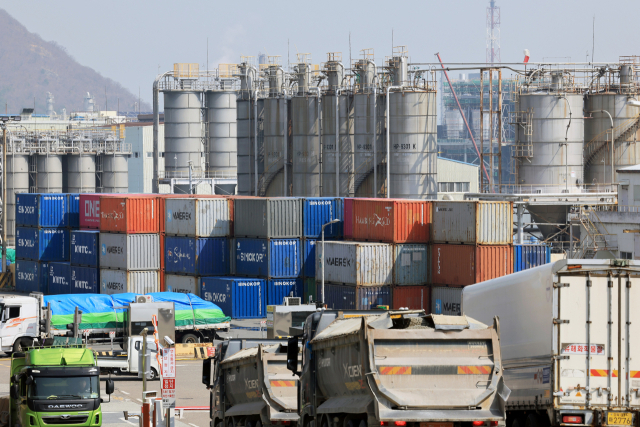 정부는 중동사태로 수급 차질이 생기고 있는 석유화학 산업 핵심 원료 나프타에 대해 수출 제한 조치를 검토하고 있다. 사진은 26일 전남 여수 국가산업단지 모습. 연합뉴스