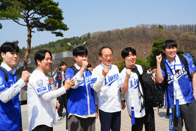 추경호 국민의힘 의원이 지난 28일 대구 삼성라이온즈파크를 찾아 야구팬들과 소통하고 있다. 의원실 제공