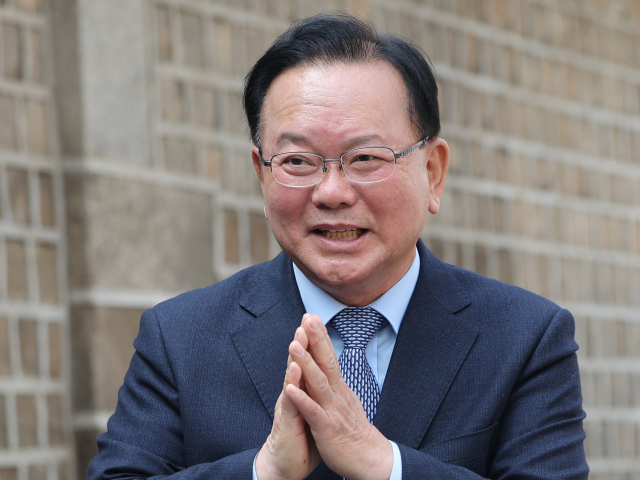 김부겸 전 국무총리가 26일 서울 중구 달개비에서 더불어민주당 정청래 대표와 회동을 마친 뒤 이동하고 있다. 연합뉴스