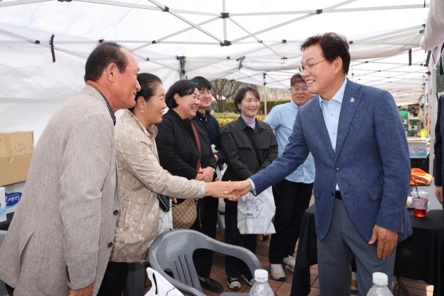 박완수 지사는는 28일 김해시 일원의 지역 축제 현장을 잇달아 방문해 도민과 소통하는 민생행보를 이어갔다. 경남도 제공