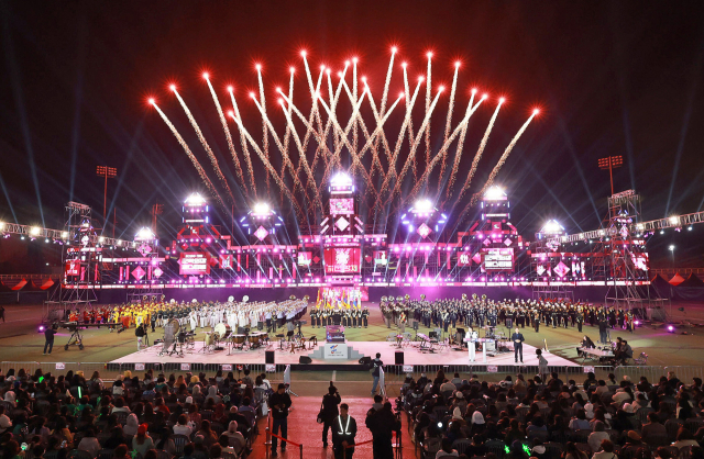 지난 27일 오후 7시 진해공설운동장에서 제64회 진해군항제와 2026진해군악의장페스티벌 공동개막식이 성대하게 개최되었다.