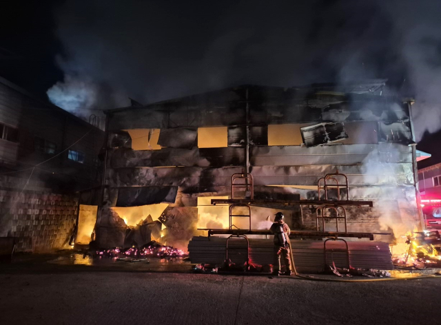 영천시 청통면 창호 제조 공장의 화재 진화 모습. 경북소방본부 제공