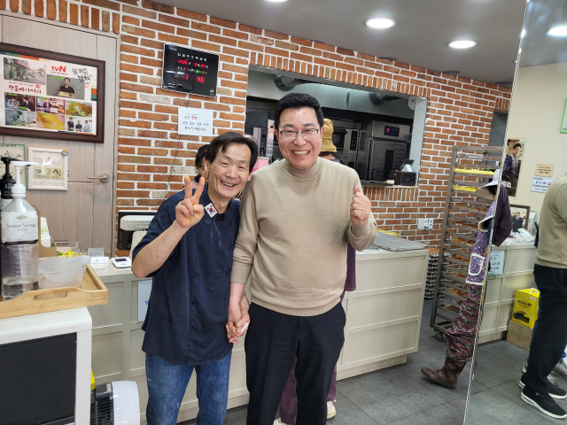 사진 왼쪽부터 행복베이커리 김쌍식 대표와 김영곤 예비후보.
