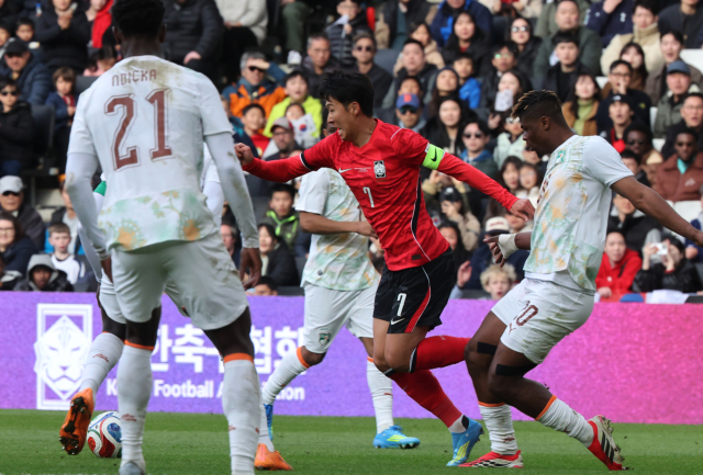 한국 축구대표팀의 손흥민이 29일 영국 밀턴킨스 스타디움 MK에서 열린 코트디부아르와 평가전 도중 돌파를 시도하고 있다. 연합뉴스
