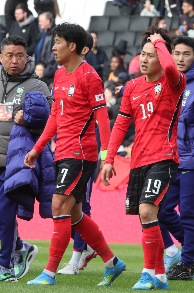 한국 축구대표팀의 손흥민과 이강인이 28일(현지 시간) 영국 밀턴킨스 스타디움 MK에서 열린 코트디부아르와 평가전에 나섰으나 0대4로 참패한 뒤 아쉬워하고 있다. 연합뉴스