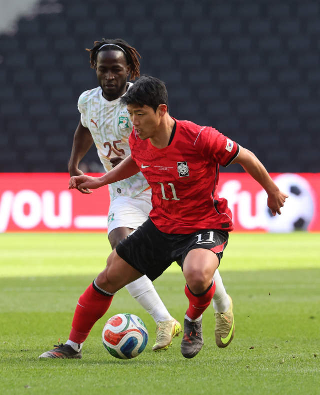 한국 축구대표팀의 황희찬이 29일 영국 밀턴킨스 스타디움 MK에서 열린 코트디부아르와 평가전 도중 돌파를 시도하고 있다. 연합뉴스