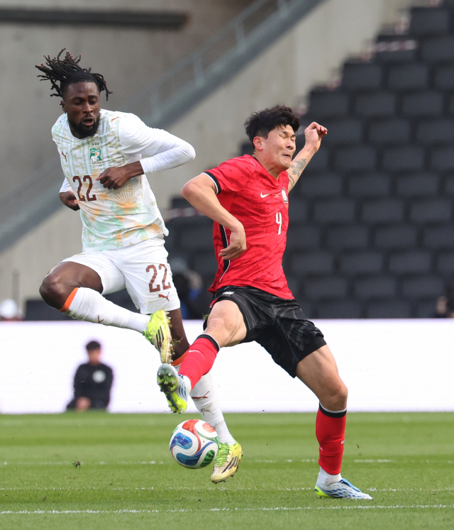 한국 축구대표팀 김민재가 29일 영국 밀턴킨스 스타디움 MK에서 열린 코트디부아르와 평가전 도중 상대와 볼 다툼을 벌이고 있다. 연합뉴스