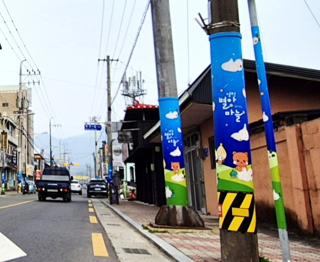 영천시 신녕면 일원 10km 도로 구간 시설물에 부착된 영천별아마늘 홍보 광고물. 영천시 제공