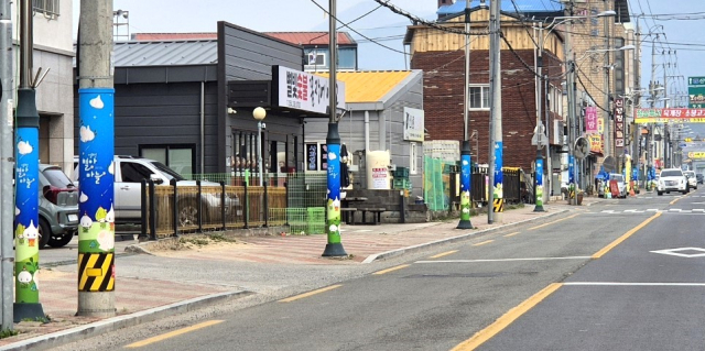 영천시 신녕면 일원 10km 도로 구간 시설물에 부착된 영천별아마늘 홍보 광고물. 영천시 제공