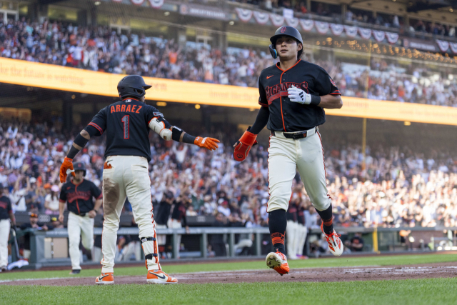 이정후는 29일 미국 샌프란시스코의 오라클 파크에서 열린 2026 MLB 뉴욕 양키스와의 경기 3회말 2루타를 치고 출루한 뒤 맷 채프먼의 중전 안타 때 홈을 밟고 있다. 연합뉴스