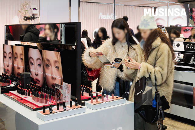 무신사 스토어 성수에서 진행한 맥(MAC) 팝업 행사 모습. 사진=무신사 제공