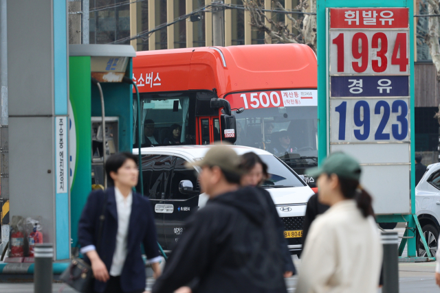 '싼 주유소'에 몰린 대기줄…새치기 했다고 흉기 꺼낸 남성
