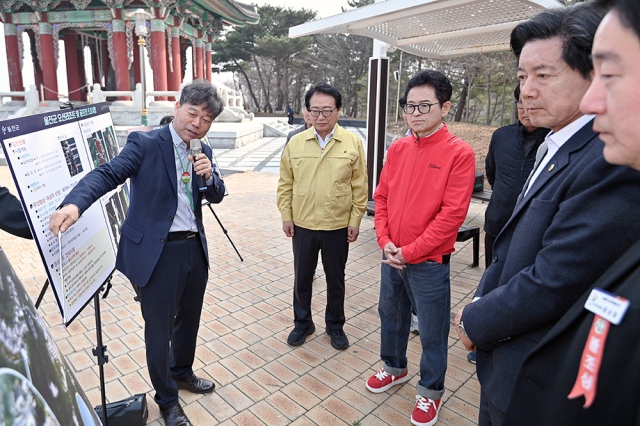 이철우 경북도지사 예비후보는 지난 27일 울진 오션리조트 개발 현장을 방문 추진 사항을 점검했다. 이철우 경북도지사 예비후보 선거캠프 제공.