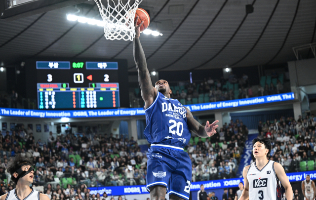 프로농구 대구 한국가스공사 페가수스의 라건아가 골밑에서 레이업슛을 시도하고 있다. KBL 제공