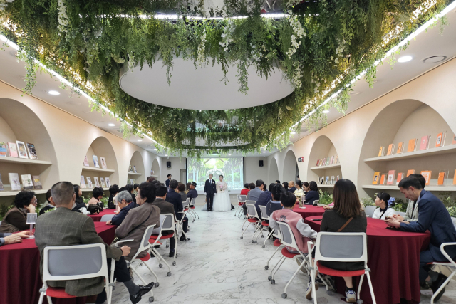 29일 구미역사 1층에 마련된 구미영스퀘어 웨딩테마라운지에서 스몰웨딩이 진행되고 있다. 구미시 제공