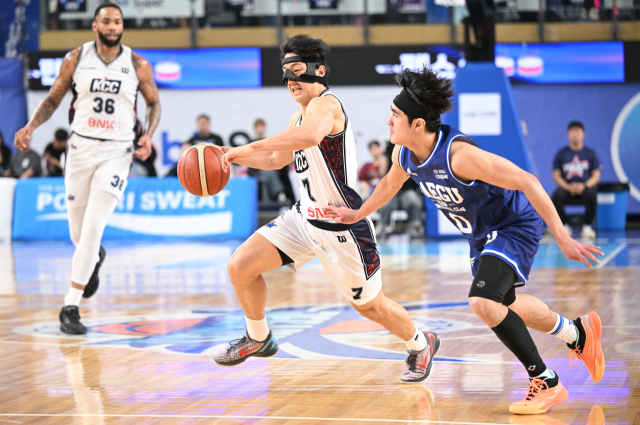 프로농구 대구 한국가스공사 페가수스의 샘조세프 벨란겔(오른쪽)이 부산 KCC 이지스의 허훈의 드리블을 막고 있다. KBL 제공