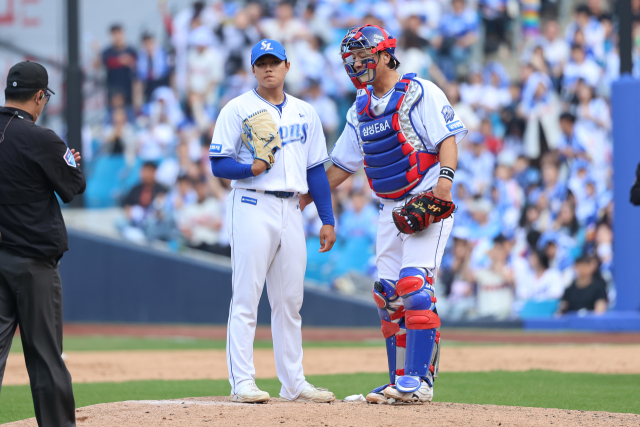 삼성 라이온즈의 배찬승이 29일 대구 삼성라이온즈파크에서 열린 프로야구 롯데 자이언츠와의 경기 7회초 연거푸 홈런을 맞은 뒤 아쉬워하자 포수 강민호가 마운드로 가 다독이고 있다. 삼성 제공