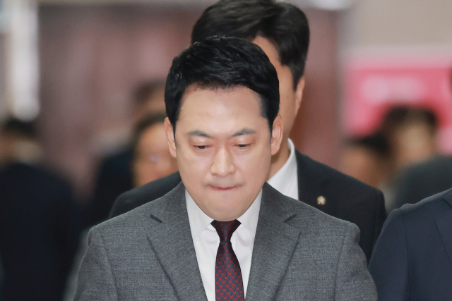 국민의힘 장동혁 대표가 26일 국회에서 최고위원회의에 참석하기 위해 회의실로 향하고 있다. 연합뉴스