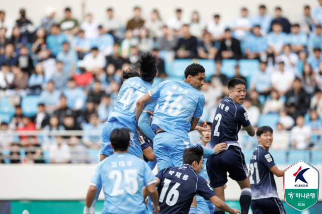 프로축구 K리그2 대구FC 마커스 데커스와 서울이랜드FC 박재환, 박재용이 29일 대구아이엠뱅크파크에서 진행한 경기에서 헤더 경합을 하고 있다. K리그 제공